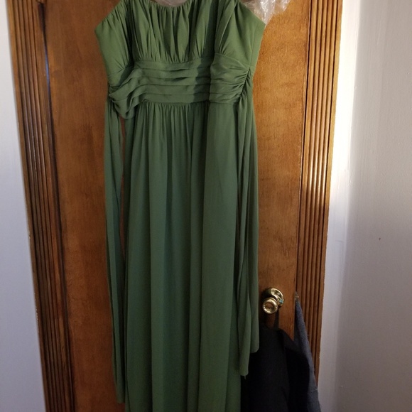 Green formal Dress - Picture 2 of 3